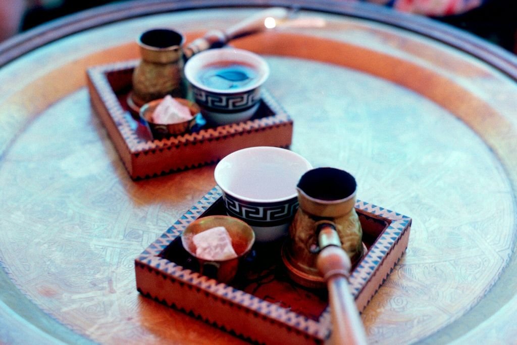 Bakır tepsi üzerinde Türk kahvesi fincanları ve cezve